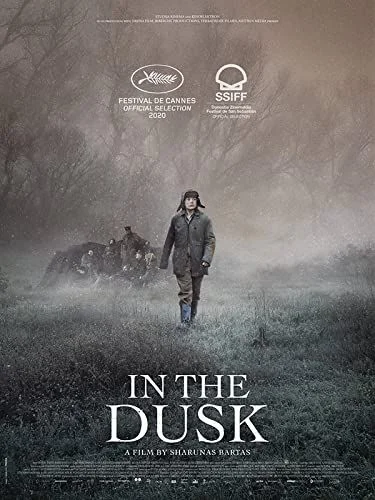 Szürkületben (2019) poszter